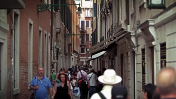 Personas que se mueven por la calle estrecha — Vídeo de stock