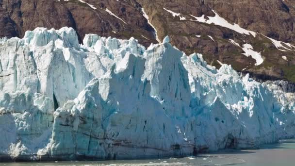 Glaciar en el primer plano de una montaña rocosa en Glacier Bay — Vídeos de Stock