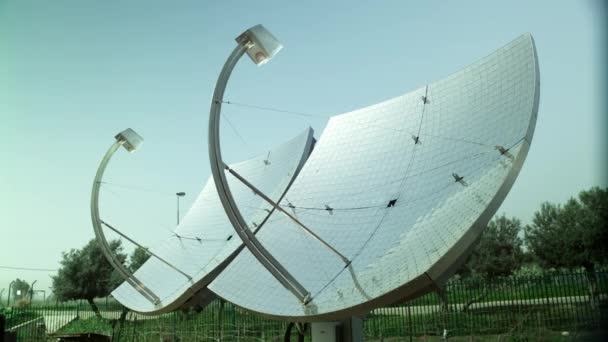 Sonnenkollektoren auf der Zenith-Solaranlage — Stockvideo