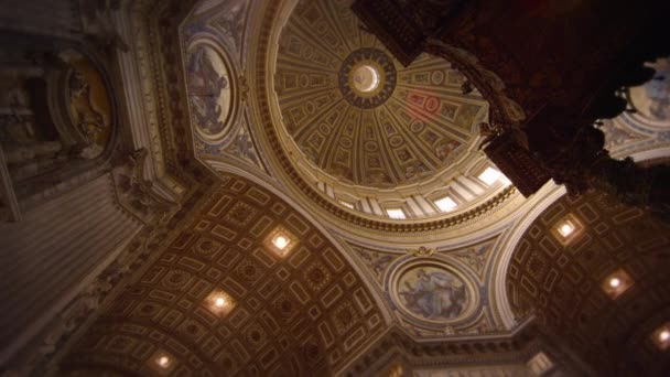 Ruota e inclina verso il basso i filmati degli interni di San Pietro — Video Stock