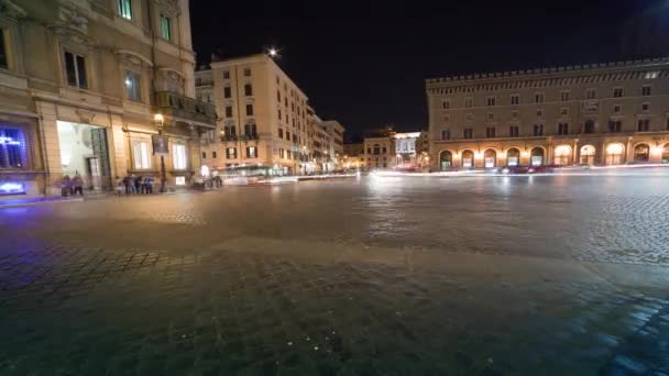 Tráfico pesado en una plaza de la ciudad en Roma — Vídeos de Stock