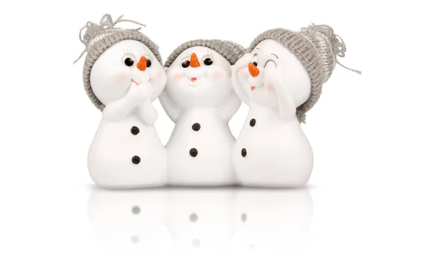 Три Сніговики Ізольовані Білому Відображенням — стокове фото