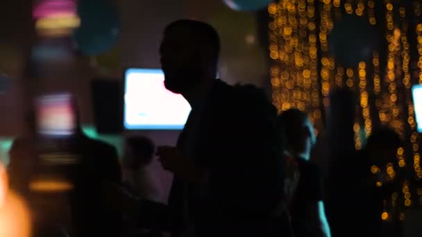 Un beau barbu danse à une fête au club. Les gens traînent sur une piste de danse . — Video