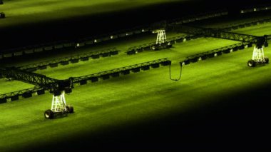 bir boş futbol sahası, çim yetiştirme için sistem.