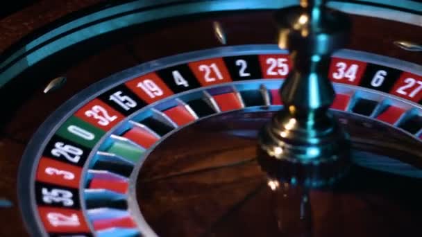 Rysk rouletthjulet snurrar med lilla vita bollen går runt på bordet på casino. — Stockvideo