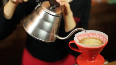 Kahve barista kız tarafından yöntemi tüm süreç bira üzerine dökün. Barista kız su filtre içine dökülen..