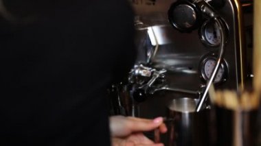 Süt ve kahve Coffeeshop içinde buhar Barista