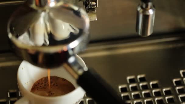 Koffie-/ theevoorzieningen vullen espresso in een kopje op wit en vervolgens aflevert aan de koffiemachine — Stockvideo
