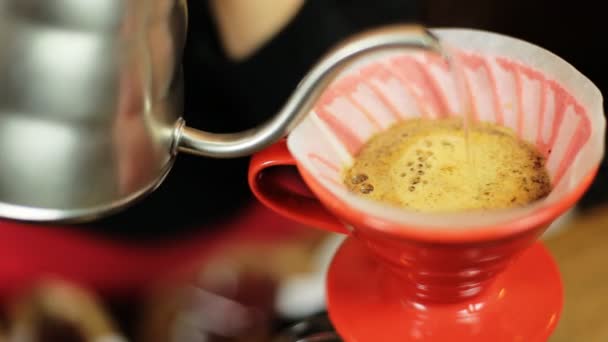 Giet over koffie hele brouwproces van de methode door barista meisje. Barista meisje giet water in de filter. — Stockvideo