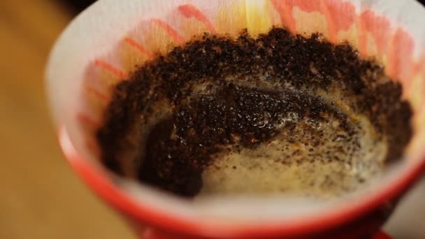 Despeje sobre o método de fabricação de café todo o processo. O café flui através do filtro — Vídeo de Stock