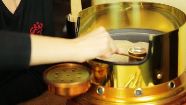 Café hervido Praparing en Bronce Vintage Turka — Vídeos de Stock
