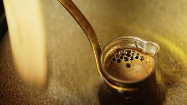 Türkischer Kaffee kocht auf Glut — Stockvideo