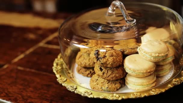 Sommige bitterkoekjes en cookies in een glazen stolp — Stockvideo