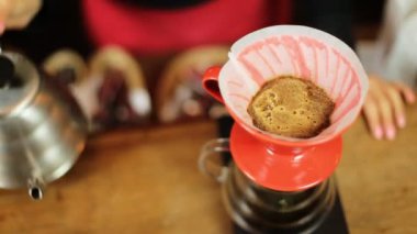 Kahve barista kız tarafından yöntemi tüm süreç bira üzerine dökün. Barista kız su filtre içine dökülen.