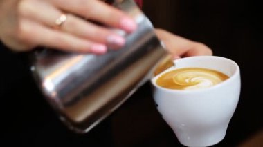 latte sanat yapma süt dökme latte veya cappuccino kahve barista elinde.