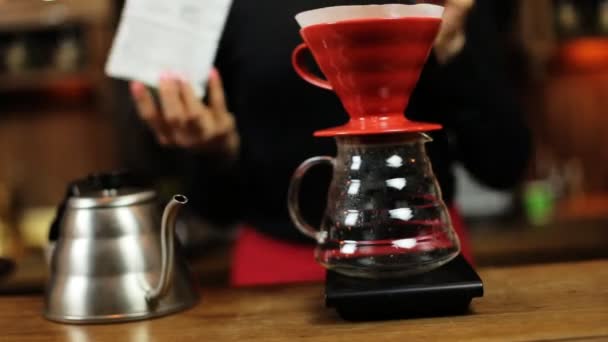 Versare sopra il metodo di preparazione del caffè intero processo da ragazza barista. Barista ragazzine versa il caffè nel filtro . — Video Stock