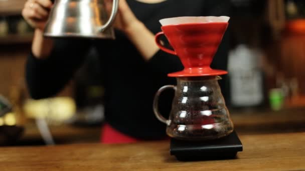 Despeje sobre o método de fabricação de café todo o processo pela menina barista. Barista menina derrama água no filtro — Vídeo de Stock
