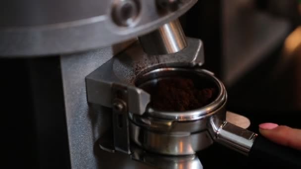Варка кофе на машине в кафе — стоковое видео