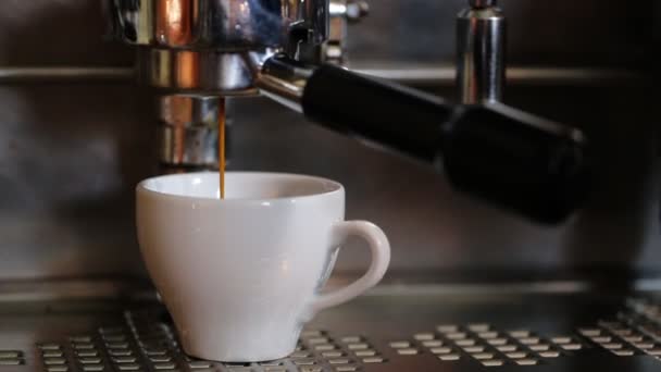 Cafeteira enchendo café expresso em uma xícara em branco e, em seguida, entregar a máquina de café — Vídeo de Stock