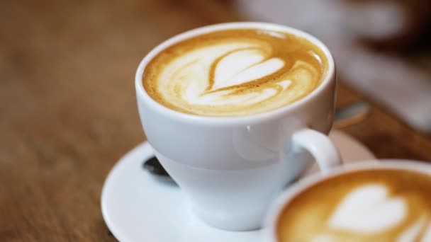 Две чашки кофе капучино — стоковое видео