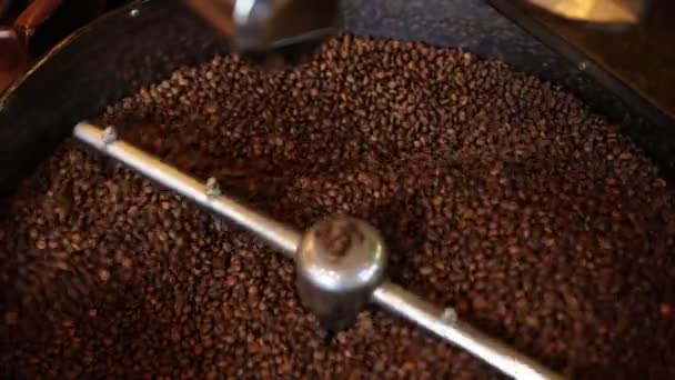 Keverés pörkölt kávé. — Stock videók