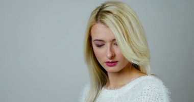 Genç sarışın bir kadın portresi yakın çekim bir ihale zarif gülümseme yapar.