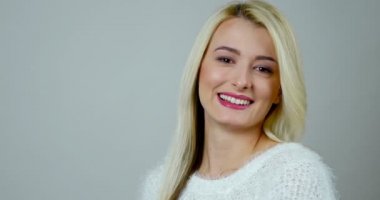 Yakın çekim görüntüleri bir neşeli sarışın kadının güler.