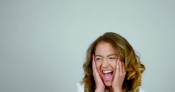 . Girl makes expressions of happiness and excitement in studio. — Stock Video