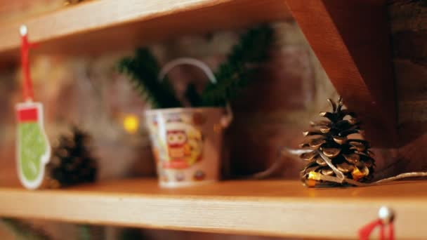 Increíble decoración de Navidad colorida en un tablero de madera y fondo de ladrillo . — Vídeo de stock