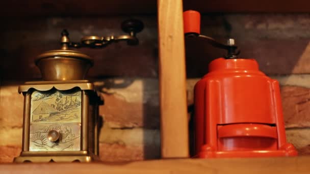 Antieke vintage handmatige koffie slijpmachines op een steenachtige achtergrond. — Stockvideo