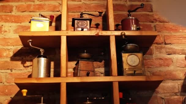 Sammlung von verschiedenen Arten von Vintage-Kaffeemühlen auf einem Holzbrett