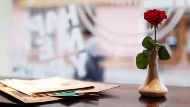 Rose rouge, moulin à café vintage avec un élégant chemin de coupe et une bouteille en verre avec café de luxe à l'intérieur sur une planche en bois . — Video