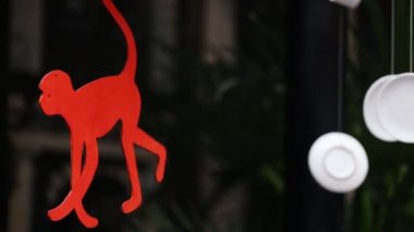 Komik dekorasyon yangın yeni yıl 2016 zodyak sembolü yerel kafeteryasında kırmızı ahşap monkey