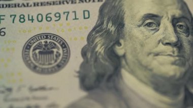 Nakit para geçmişi. Benjamin Franklin 'in 100 dolarlık banknottaki portresi yakın plan, görüntü döndürüldü.