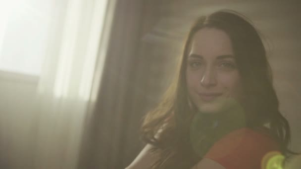 Slow motion portrait of an attractive young model gazing in camera. — Stock videók