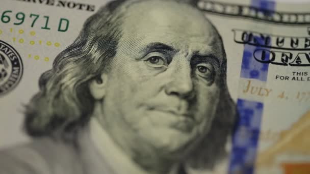 Argent comptant fond. Portrait de Benjamin Franklin sur un billet de 100 $US en gros plan, l'image tourne — Video