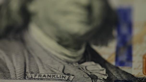 Argent comptant fond. Portrait de Benjamin Franklin sur un billet de 100 $US en gros plan, l'image tourne — Video