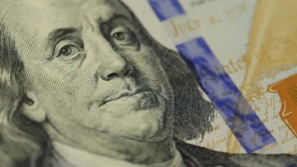 Contant geld achtergrond. Benjamin Franklin portret op 100 US dollar biljet close-up, het beeld is gedraaid — Stockvideo