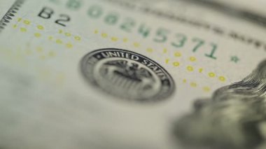 Nakit para geçmişi. Benjamin Franklin 'in 100 dolarlık banknottaki portresi yakın plan, görüntü döndürüldü.