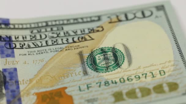 Гроші на задньому плані. Портрет Бенджаміна Франкліна на стодоларовій купюрі США, зображення обертається — стокове відео