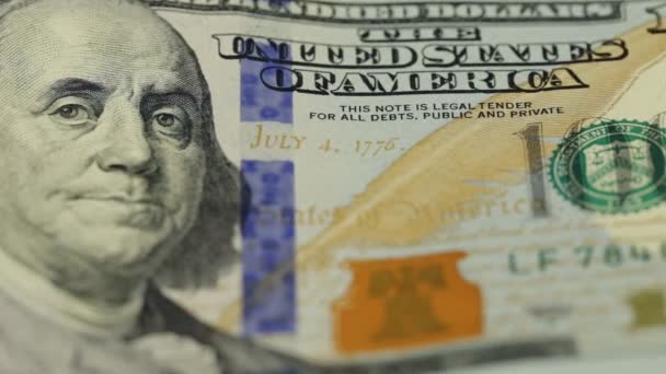 Fondo de dinero en efectivo. Benjamin Franklin retrato en billete de 100 dólares de cerca, la imagen se gira — Vídeos de Stock