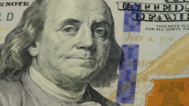 Hintergrund ist Bargeld. Benjamin Franklin-Porträt auf 100-Dollar-Schein in Großaufnahme, das Bild wird gedreht — Stockvideo