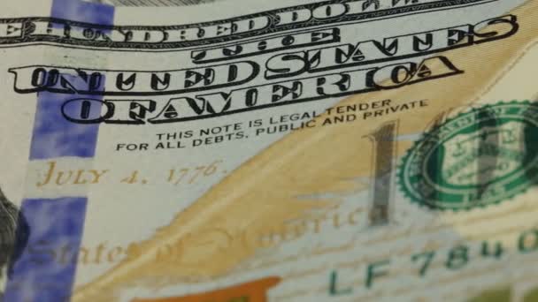Dinheiro em dinheiro. Benjamin Franklin retrato na nota de 100 dólares dos EUA de perto, a imagem é girada — Vídeo de Stock
