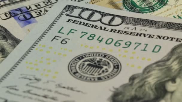 Kontanta pengar bakgrund. Benjamin Franklin porträtt på 100 US-dollar sedel närbild, bilden roteras — Stockvideo