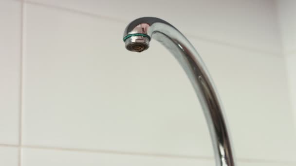 Close-up footage of a tap opens and water starts to flow in a sink. — Stock Video