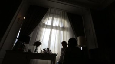 Genç profesyonel sanatçı yapmak için güzel bir mutlu gelin yapıyor.