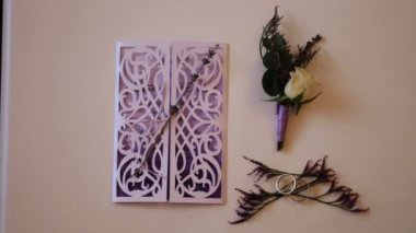 Düğün dekorasyon şaşırtıcı yapılmış çiçekler ve halkalar.