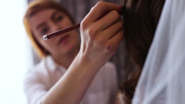 Ślubne makijaż artysty przygotowania panny młodej na jej ślub. — Wideo stockowe
