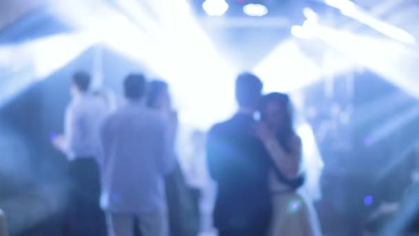 Hochzeitspaar und Gäste tanzen auf der Bühne. — Stockvideo
