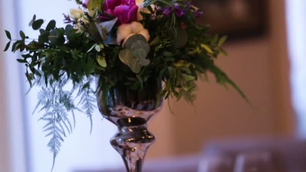 Belle décoration de mariage faite de fleurs de différentes sortes et couleurs sur une table de mariage dans un restaurant chic .